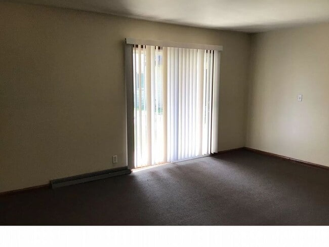 Building Photo - 4651 N 36th Street - 2 Bedroom Upper