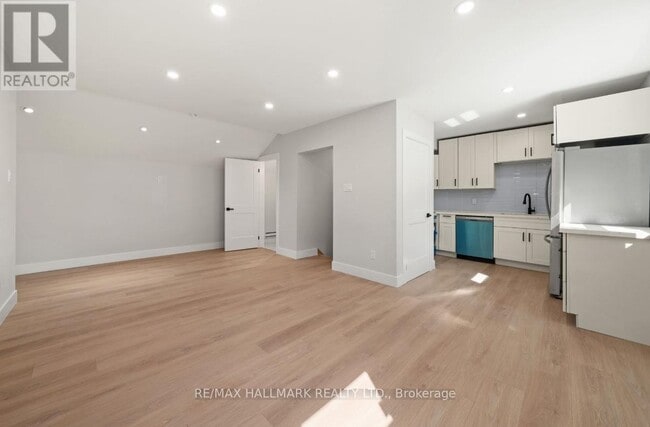 Building Photo - 124 Colborne St