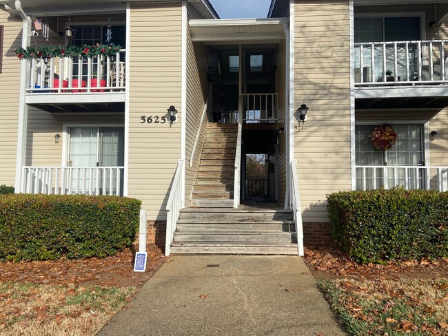 Building Photo - 2 Bedroomn 1 Bathroom Condo in Greensboro!