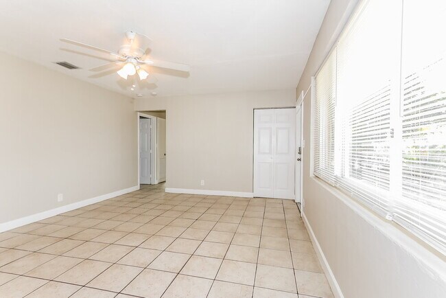 Foto del edificio - 647 Beech Rd