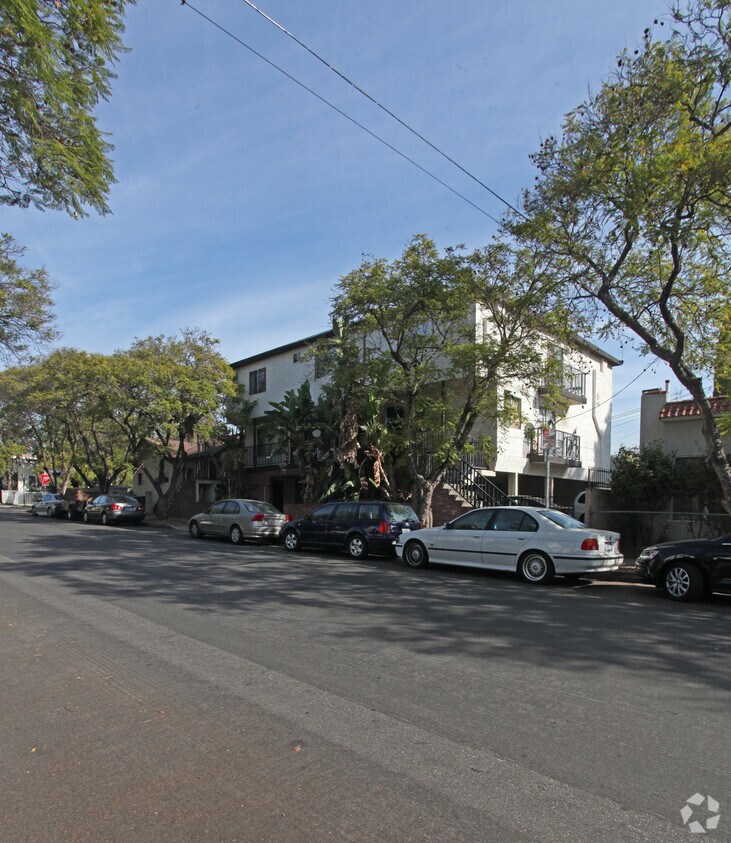 Foto principal - 4554 Russell Ave