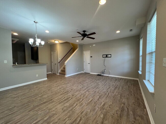Foto del edificio - Welcome home - Trilevel H20 Townhome!