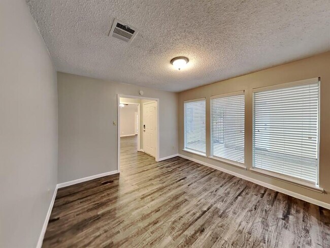Building Photo - 1403 Ravenscourt Dr