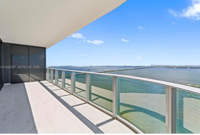 Foto del edificio - 700 NE 24th St