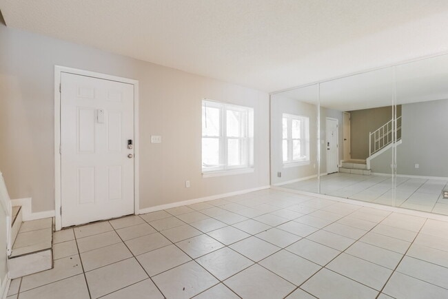 Foto del edificio - 7640 Woodbridge Blvd