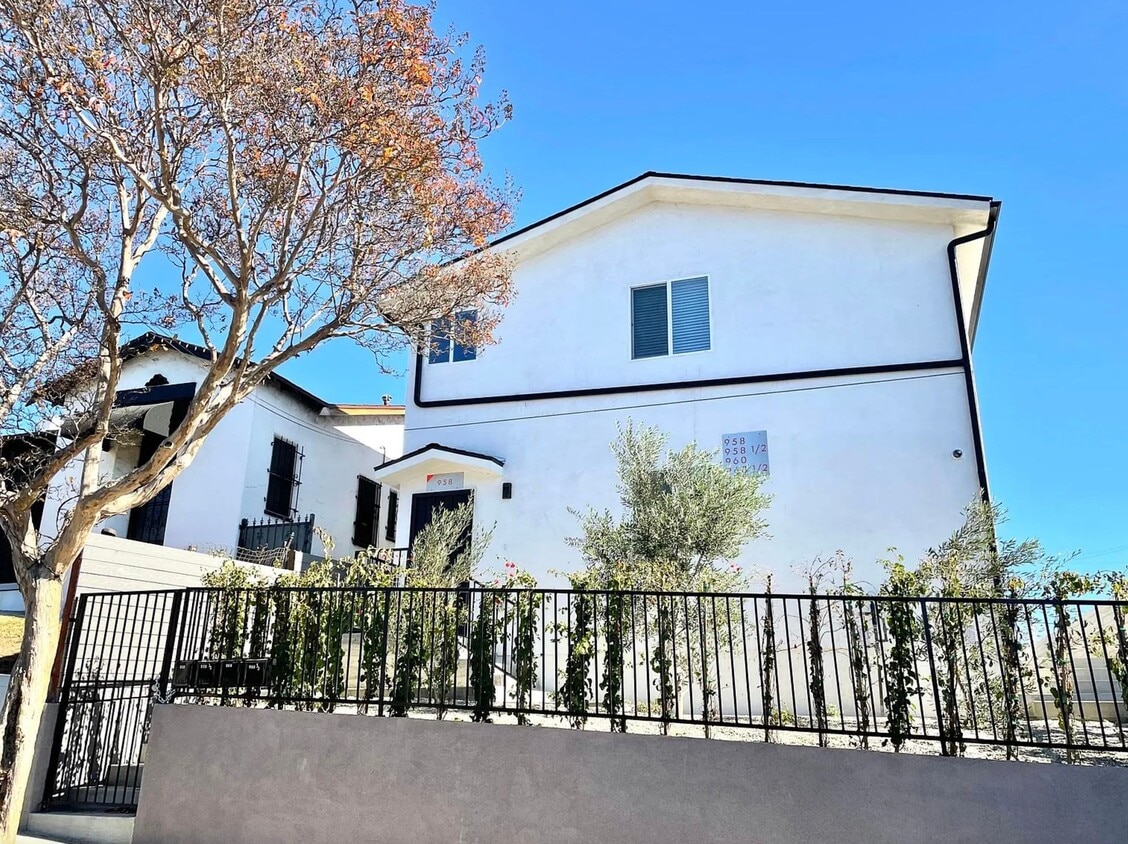 Beautiful 4 Bed / 3 Bath townhouse with PARKING & IN-UNIT LAUNDRY! - Beautiful 4 Bed / 3 Bath townhouse with PARKING & IN-UNIT LAUNDRY!