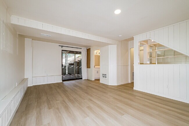 Foto del edificio - **Fully Remodeled 3+ Bedroom Home with Large Wraparound Deck – $500 OFF FIRST MONTHS RENT BEFORE ...