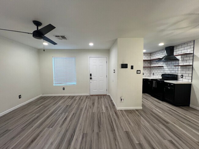Foto del edificio - NICE 2 BEDROOM TOWNHOME!