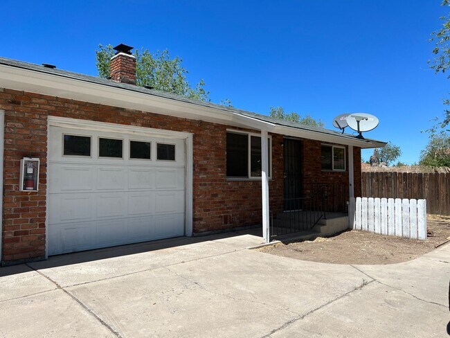 Foto del edificio - Old SW Reno/ Midtown 2/bed/1bath with garage!