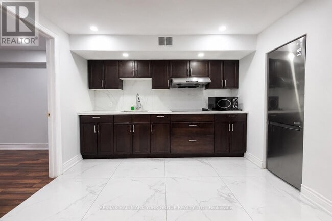 Building Photo - 33 Deerwood Crescent