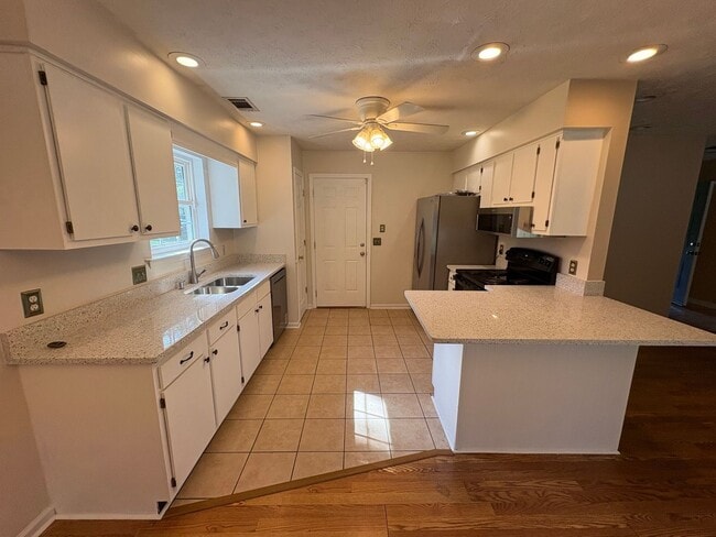 Building Photo - 133 John Glenn Dr