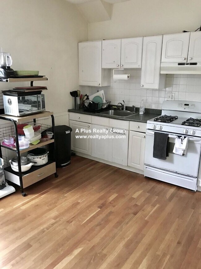 Building Photo - Central JP Location. Eat-in Kitchen, Priva...
