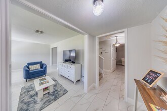 Building Photo - 2519 Lazy Lake Dr