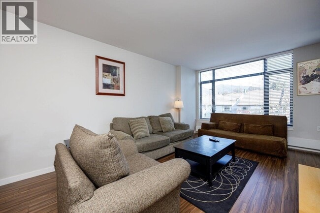 Photo du bâtiment - 215 W 1st St