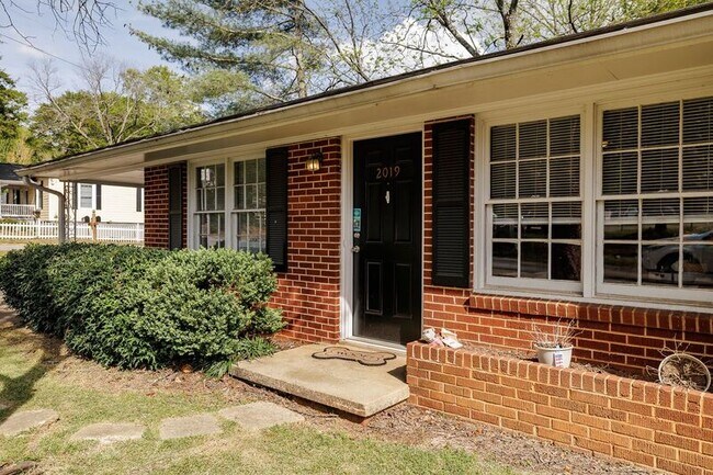 Building Photo - 2019 S Lumpkin St