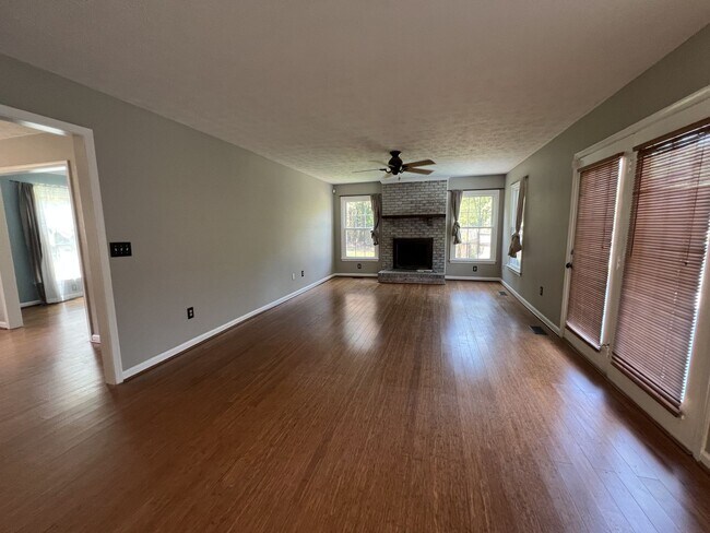 Foto del edificio - Spacious 5-Bedroom Home on Over Half an Ac...