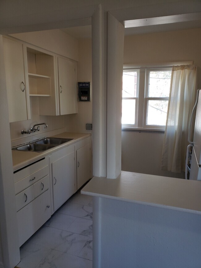 Kitchen - 3312 2nd Ave S