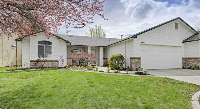 Foto del edificio - Bristol Heights Beauty: Single-Level 3-Car Garage Home with Private Backyard