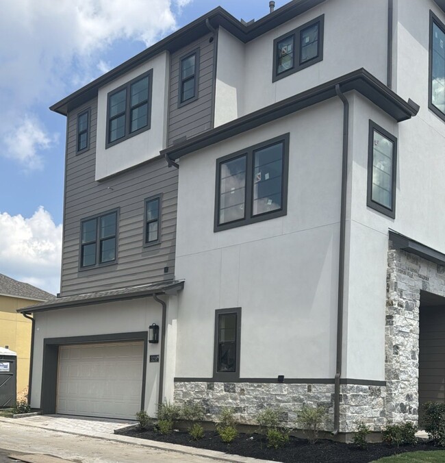 Building Photo - 3218 Royal Oaks Holw Ln