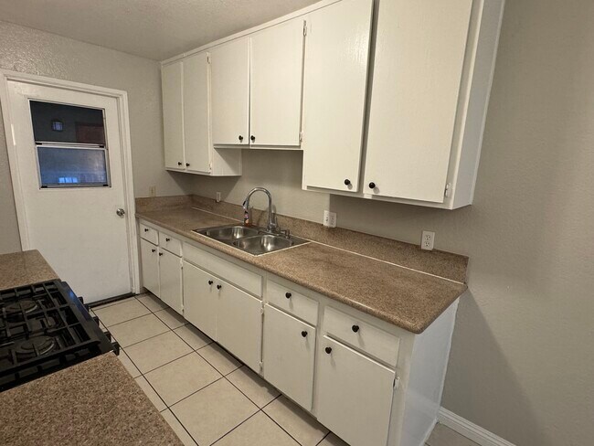 Hundir - 830 St Louis Ave