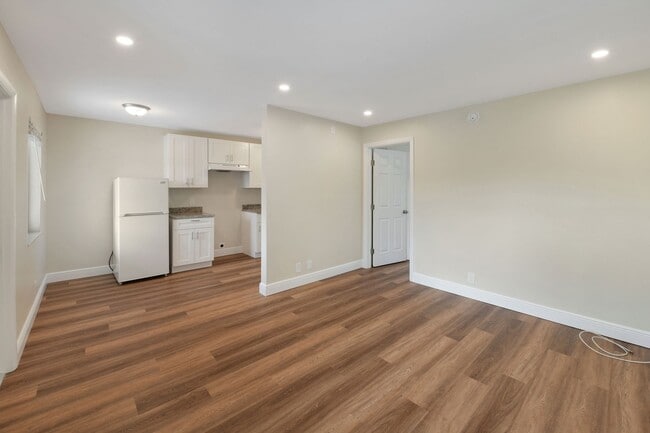 Building Photo - Newly Renovated spacious one bedroom one b...