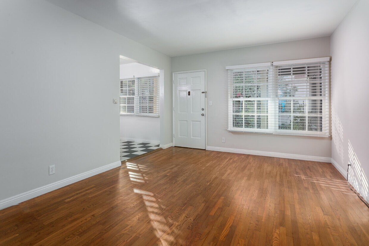 Primary Photo - 2238 N Gower St