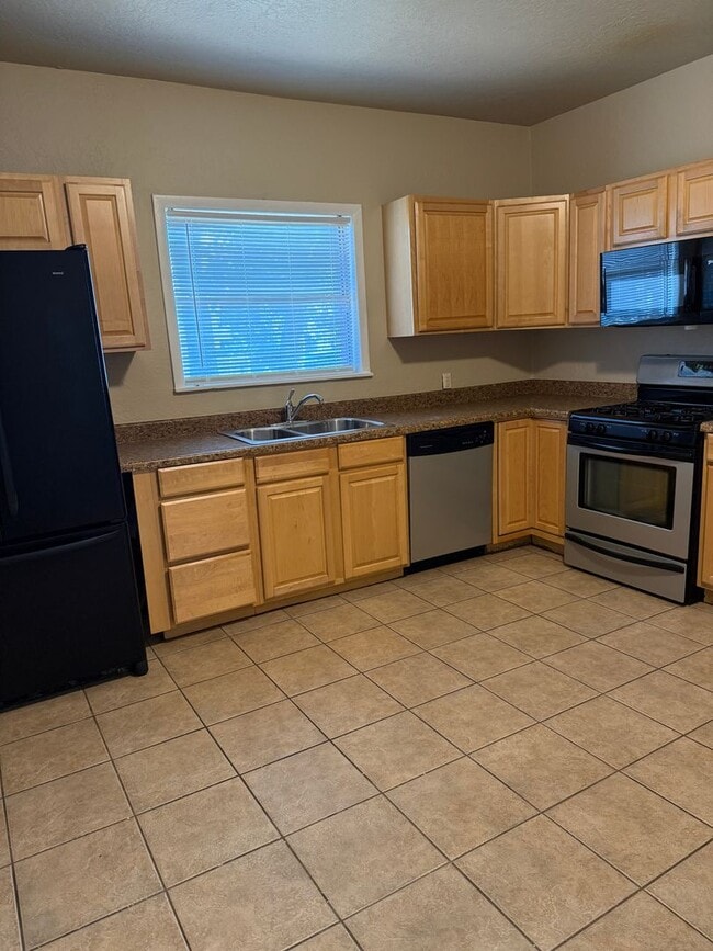 Building Photo - CUTE 3 BDRM 1 bath HOME with garage