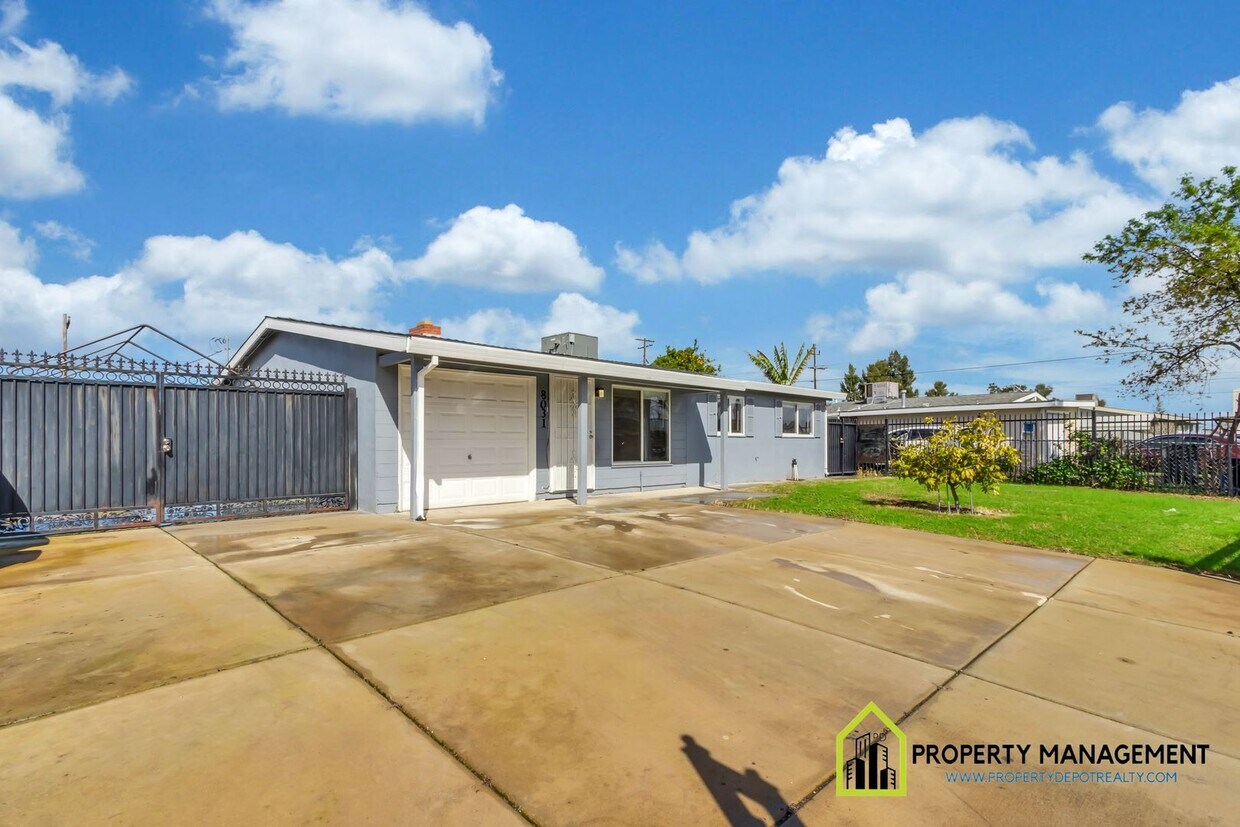 Foto principal - Charming 3 Bedroom, 1 Bath Home with Large...