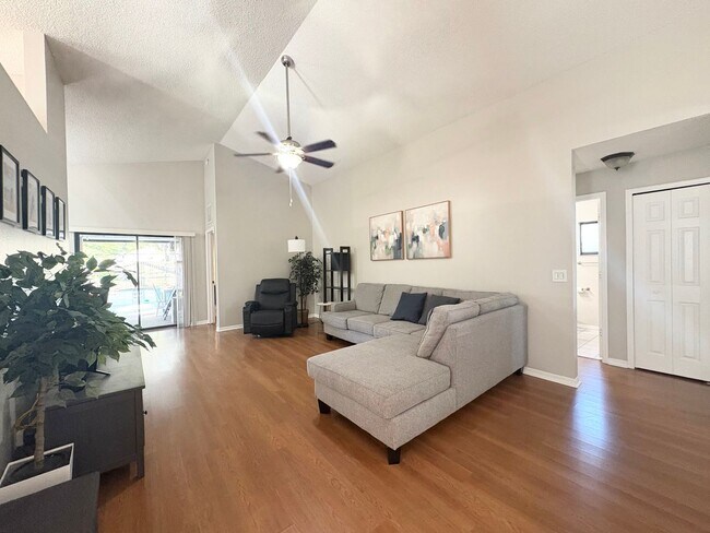 Building Photo - Gorgeous fully upgraded pool home in Ovied...