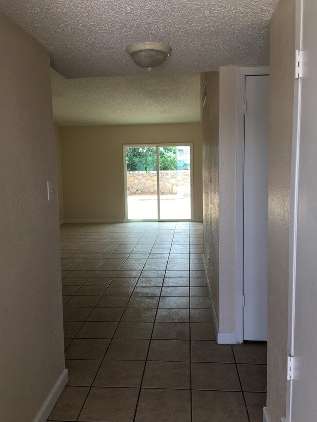 Building Photo - 815 Silvestre Rd