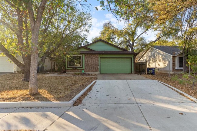 Foto del edificio - 8102 Treehouse Ln