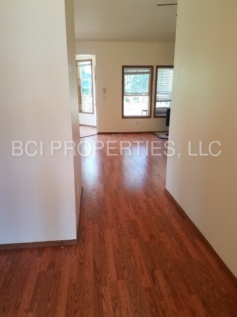 Building Photo - Beautiful Rambler on large land