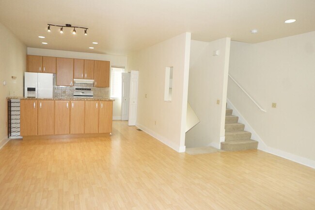 Foto del edificio - Beautiful 2 bedroom Belmont Condo. 3 Stories, 1 car garage, open floor plan, a/c. Amazing unit!