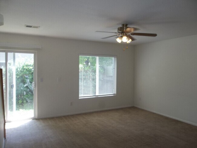 Foto del edificio - Bright and Inviting 3 Bedroom Home Near Everything Fort Collins Has to Offer