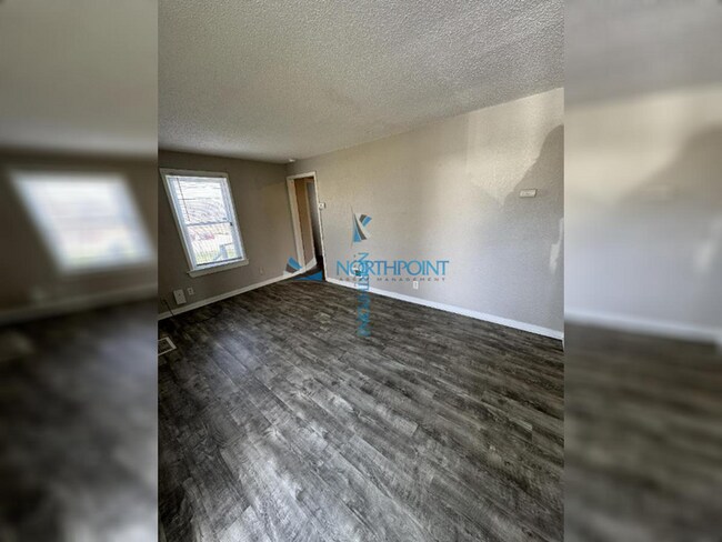 Foto del edificio - 6131 NE Vivion Rd