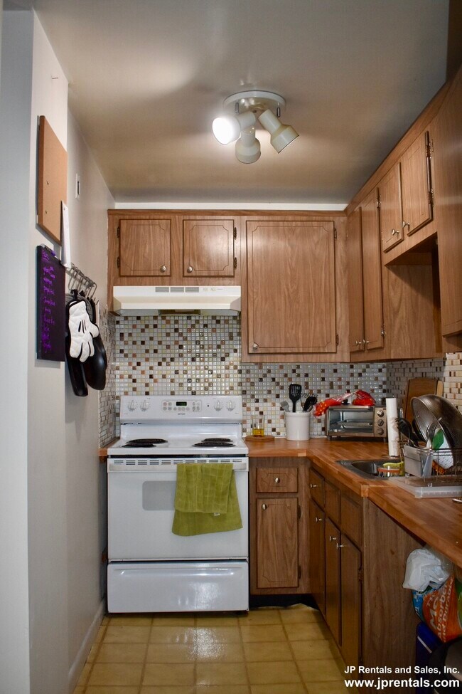 Building Photo - 804 Centre St