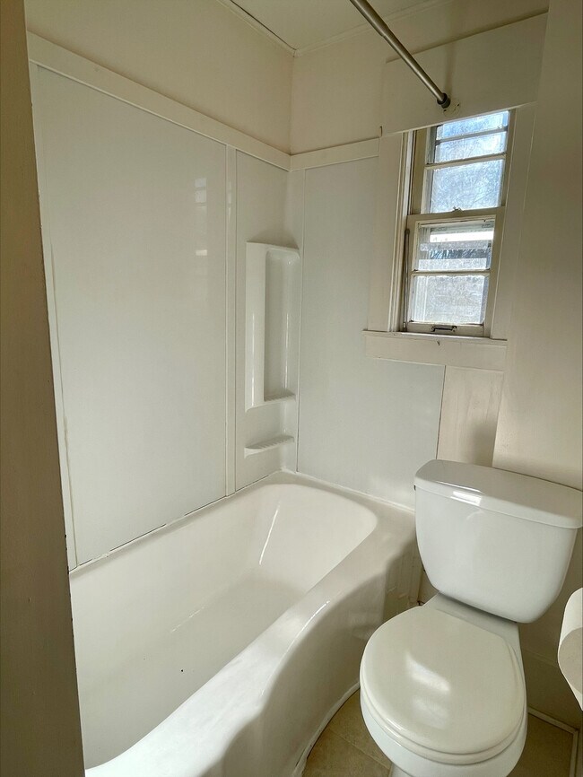 Foto del edificio - 646 Woodland St SW
