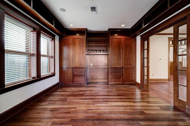 Building Photo - 615 Peden St