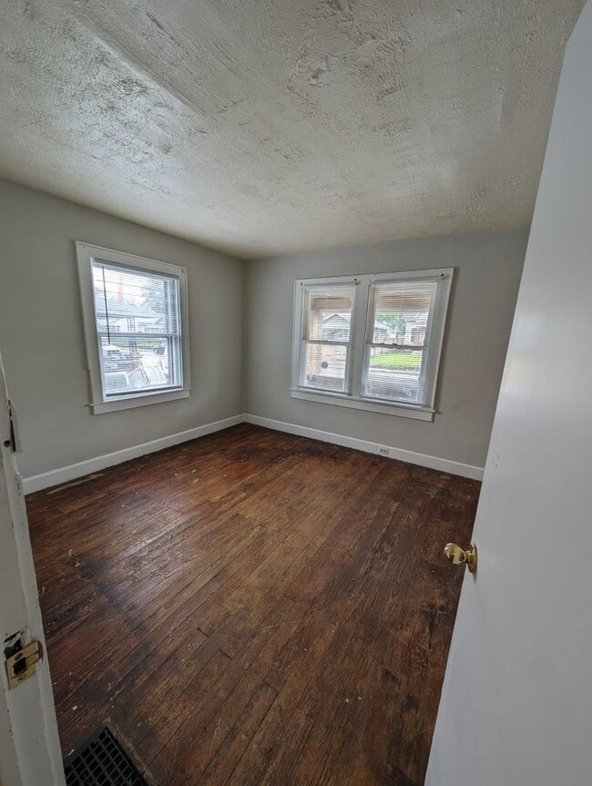 Building Photo - Spacious 2 bedroom 1 bath Home\