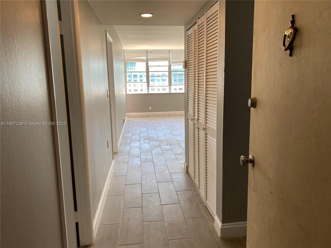 Foto del edificio - 2025 NE 164th St