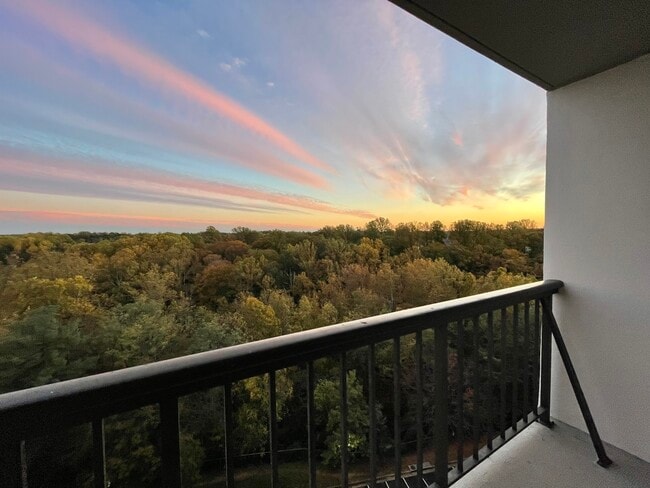 Building Photo - 3800 Powell Ln