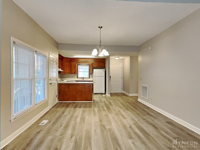 Building Photo - 210 Village Walk