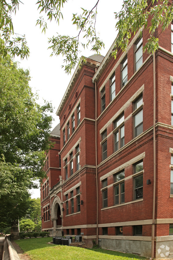 Building Photo - Dupont Manual Apartments