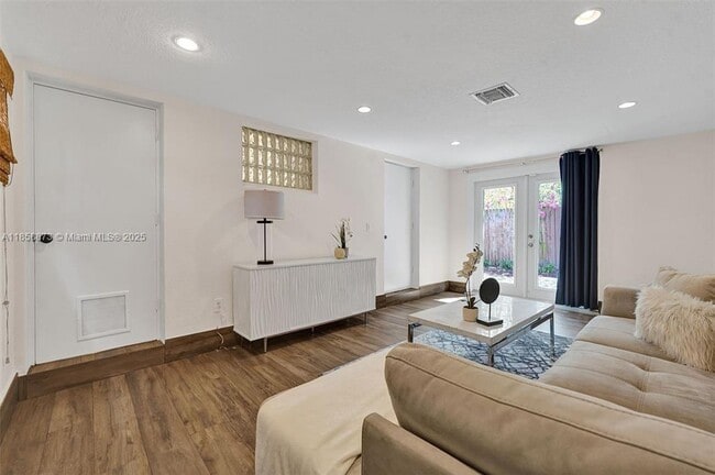 Building Photo - 928 NE 18th Ct