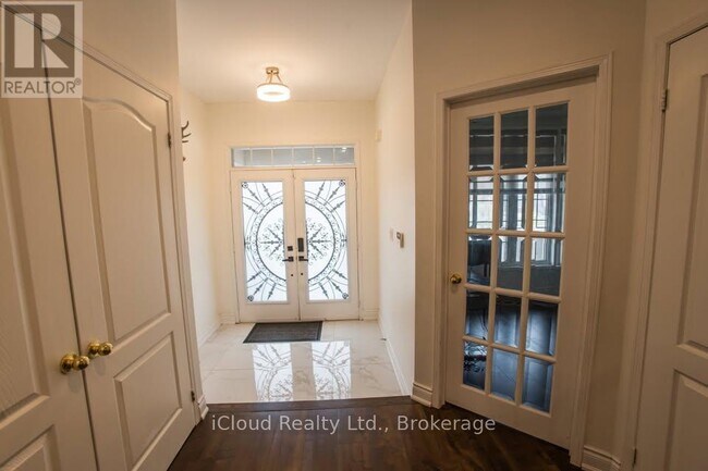 Building Photo - 81 Crown Victoria Dr