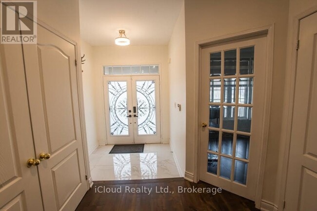 Photo du bâtiment - 81 Crown Victoria Dr