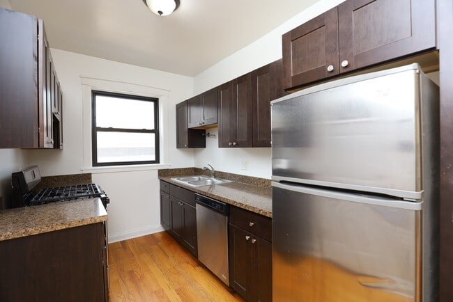 Building Photo - 5164 W Montrose Ave