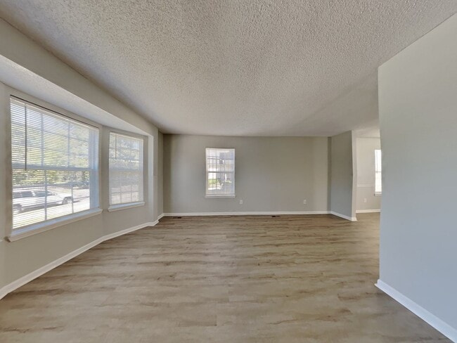 Building Photo - Charming 4-Bed Home in Kansas City with Garage Parking