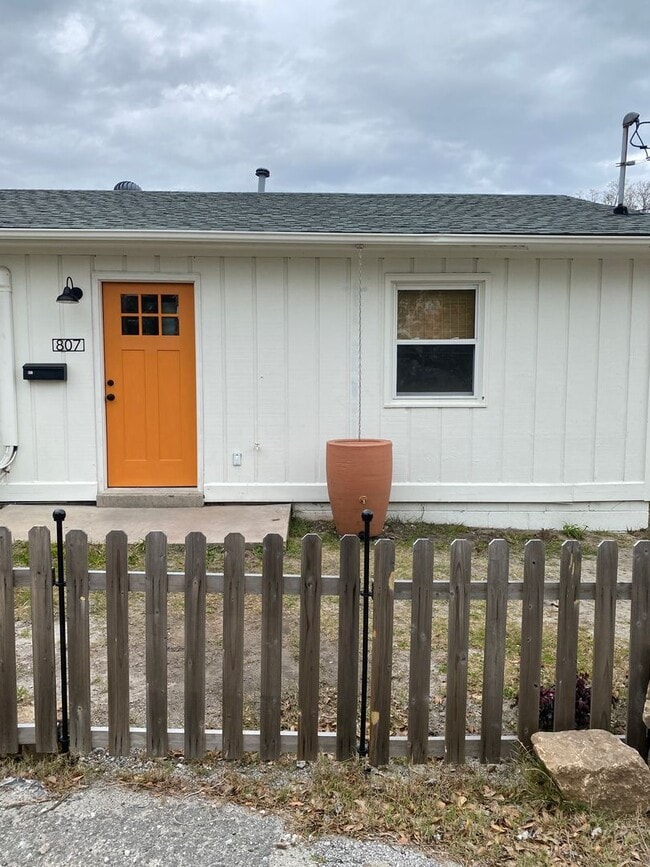 Building Photo - 2BD/1BA - COMPLETELY REMODELED DUPLEXES DO...