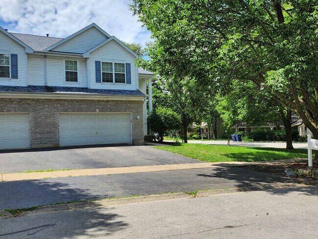 Foto del edificio - 704 Red Oak Ct